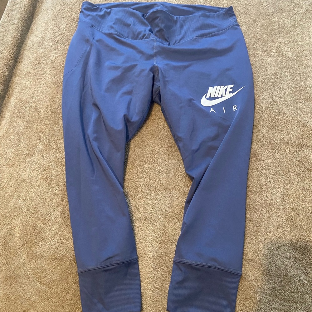 Nike crop leggings with back waist pocket